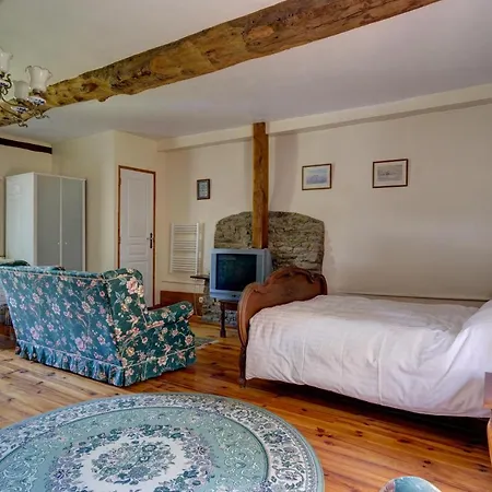 Le Grand Pont Bed & Breakfast 3*